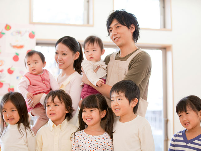 何かを見つめる保育士と子供たち